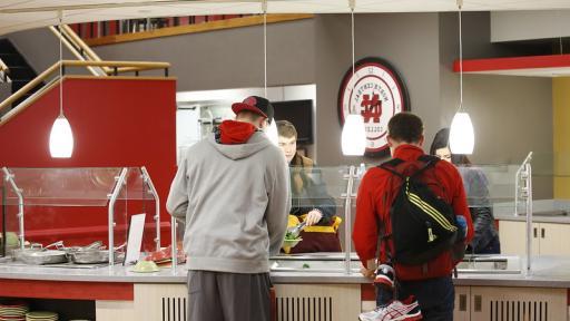 students at buffet in 考夫曼食堂